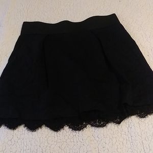 Elle black short skirt w elastic waist lace trim